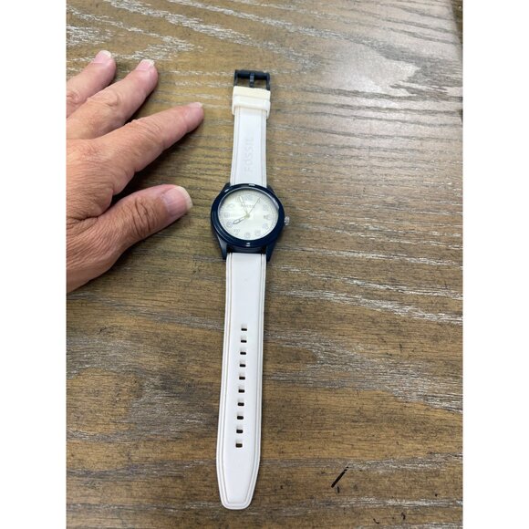 Fossil Mens white black quartz watch in good working condition SKU 8813 - Picture 2 of 13